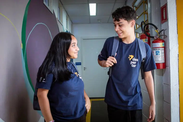 Dois jovens da Despertar uniformizados conversando