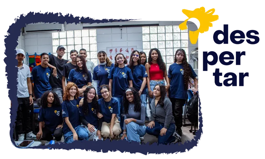 Turma de jovens da Despertar reunida para foto no espaço da associação